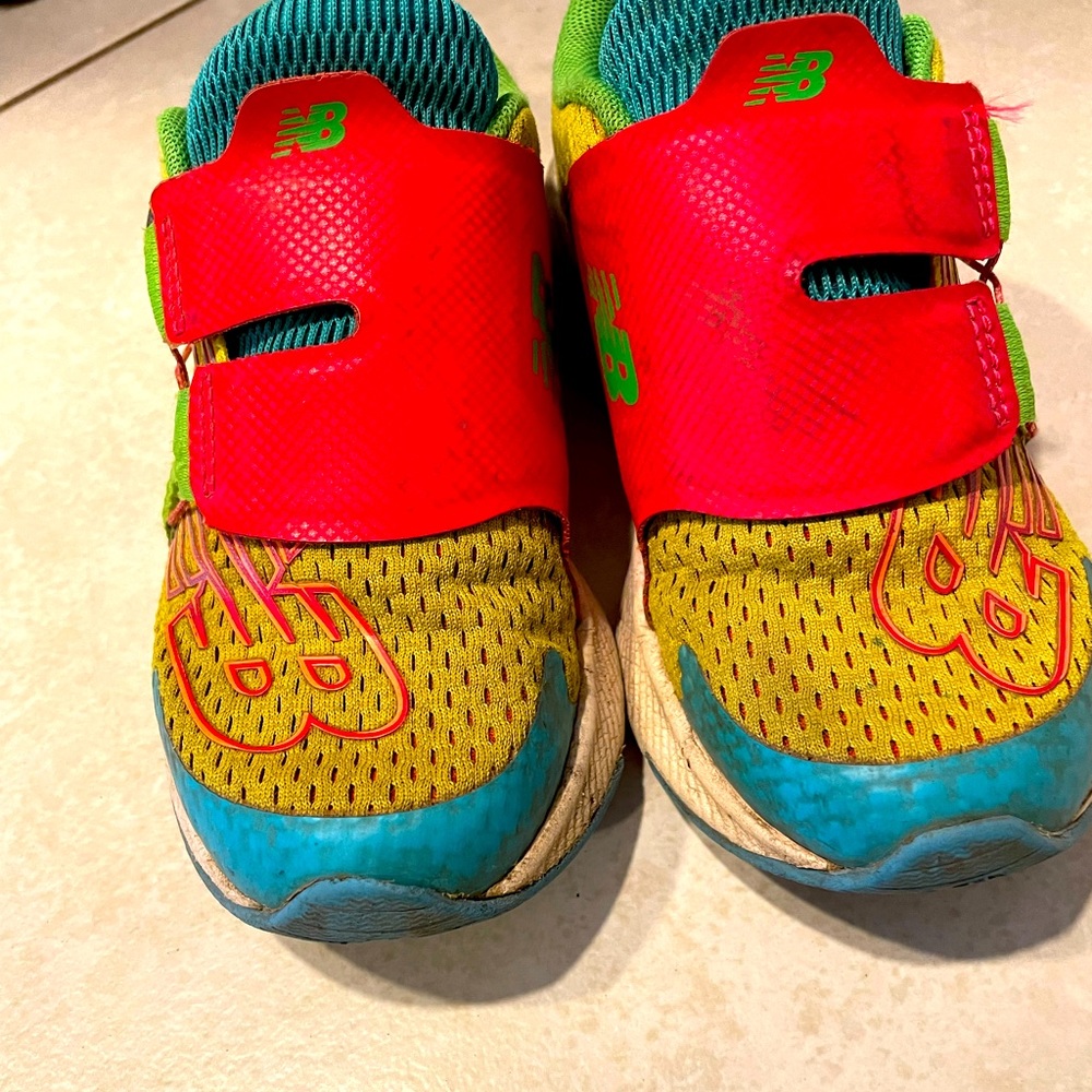 Kids new balance shoes. Have a fun twist knob to tie.